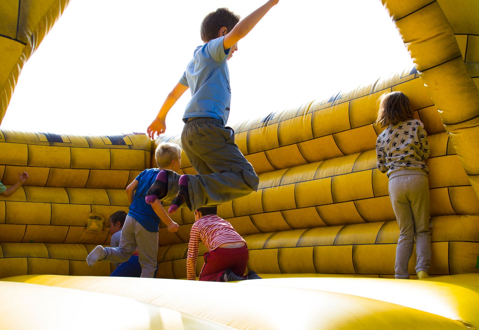 Kinder spielen auf einer Hüpfburg
